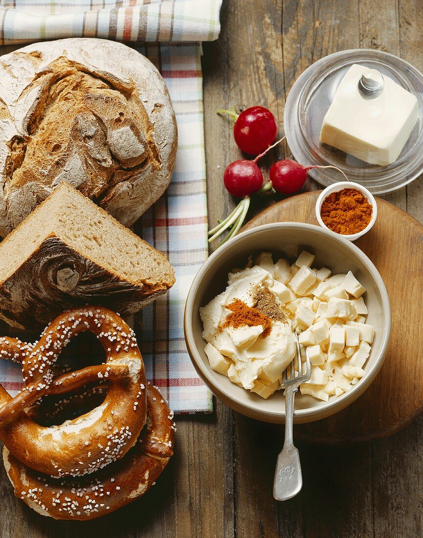 Brotzeit mit Brot, Brezen, Butter, Obatzda und Radieschen