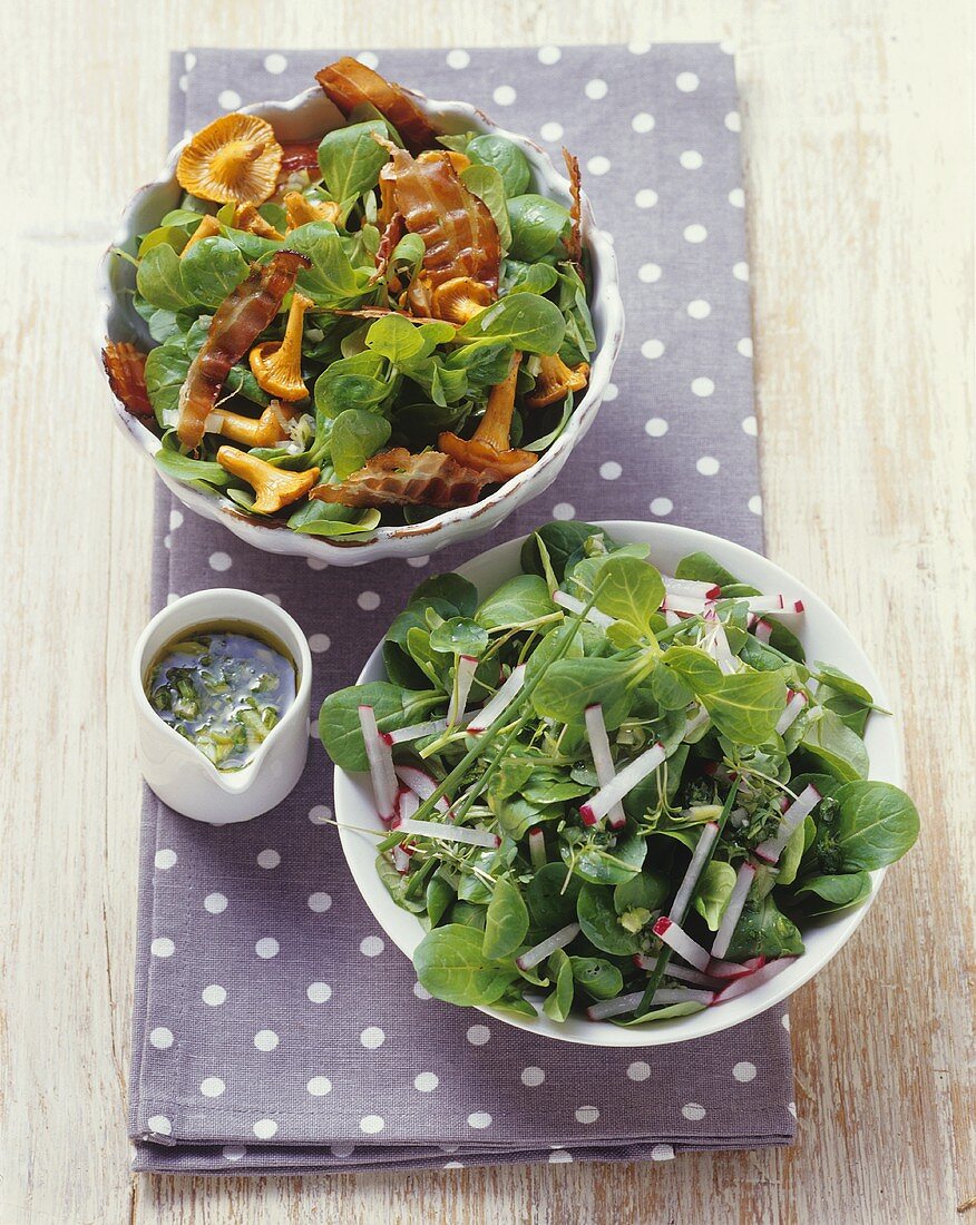 Corn salad with chanterelles and with herb sauce