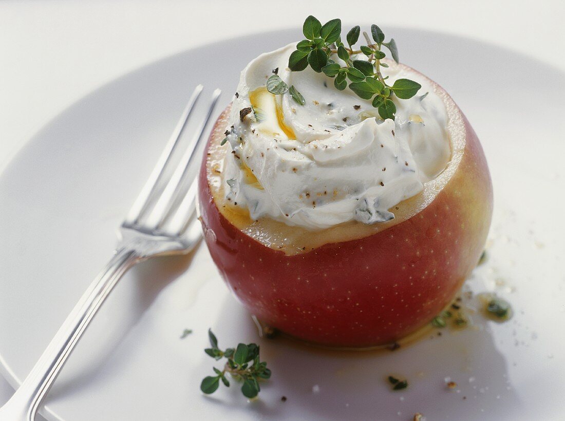 Kräuter-Frischkäse in einem ausgehöhlten Apfel