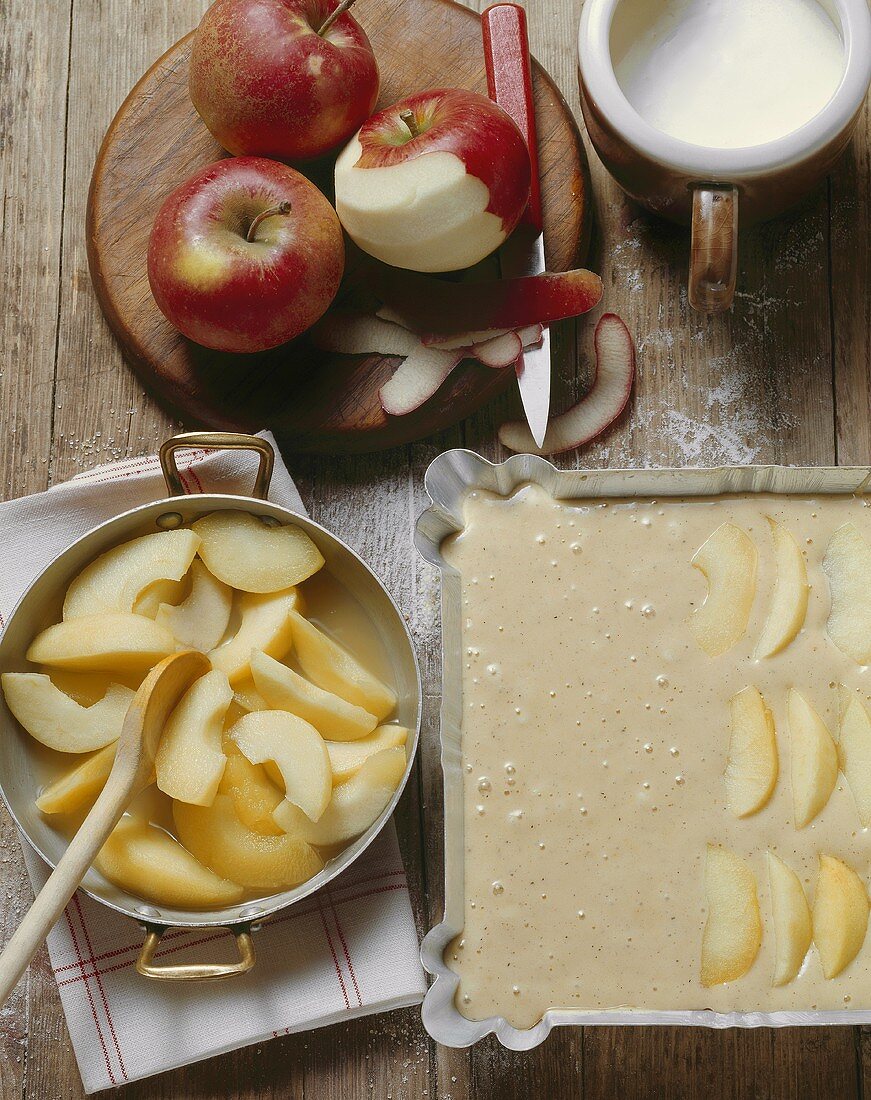 Vorbereitung für Apfelkuchen mit Sahneguss