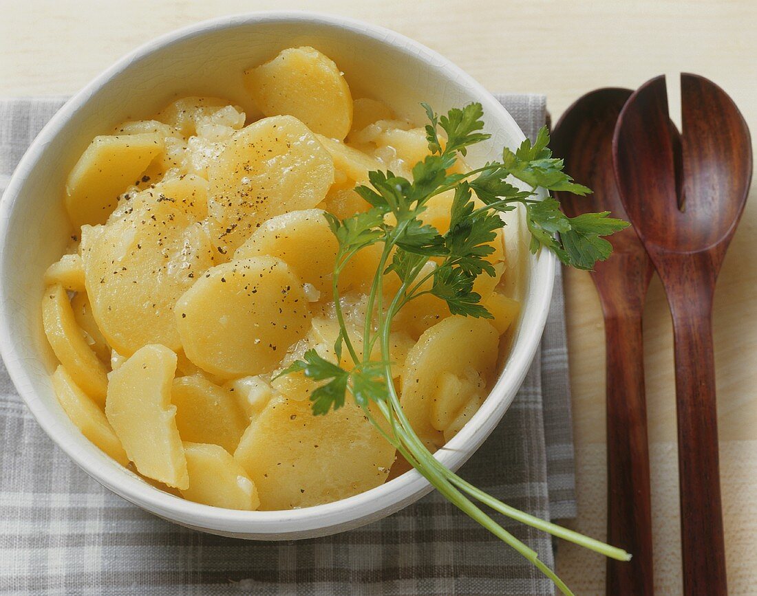 Kartoffelsalat in einer Schüssel