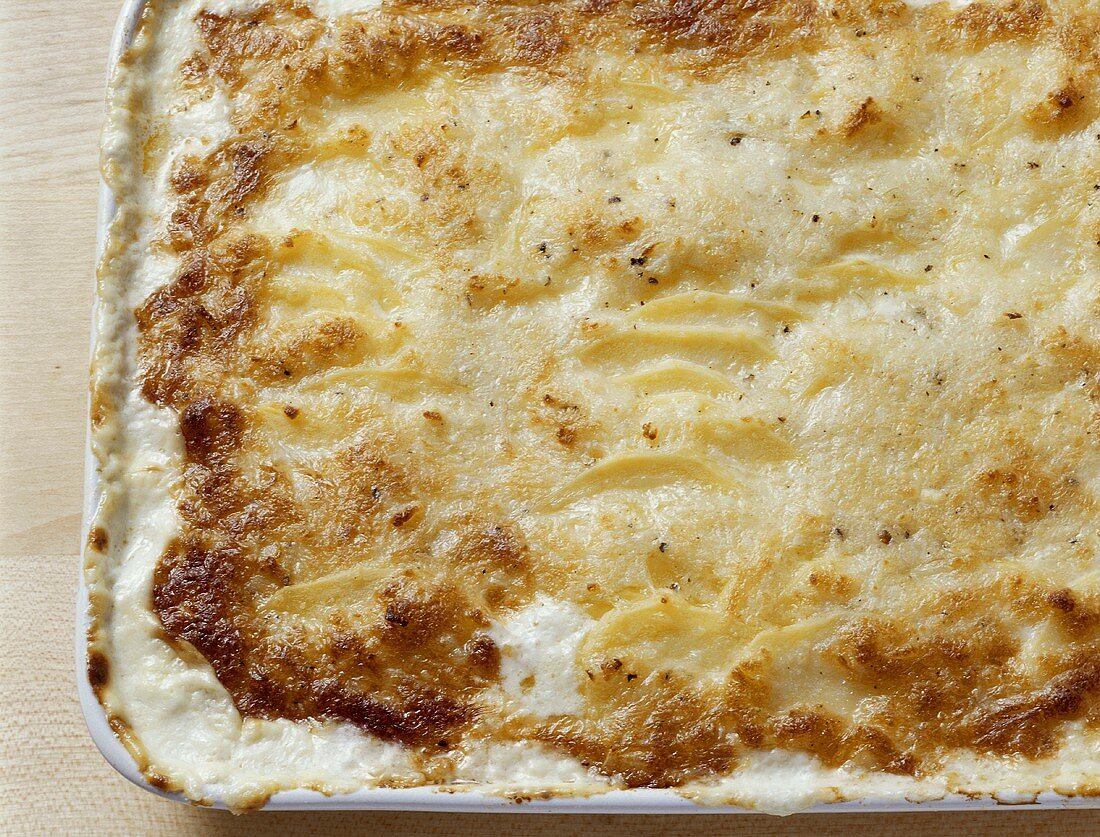 Kartoffelgratin in einer Auflaufform