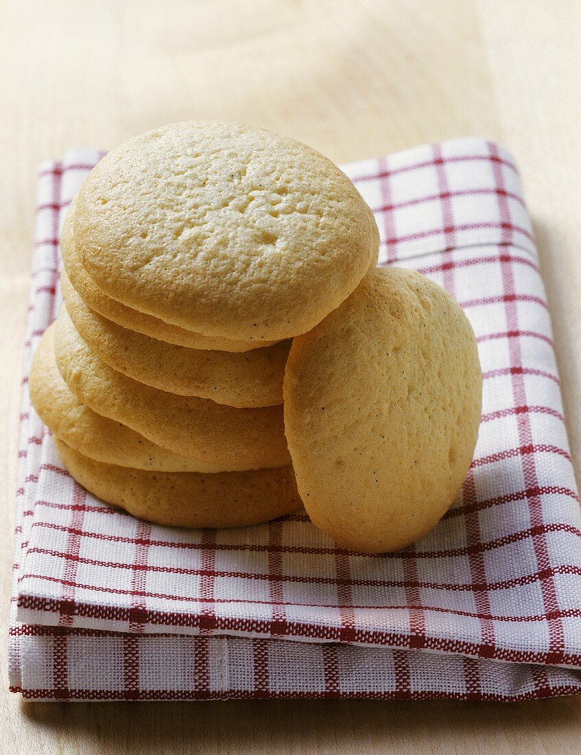 Biskuit-Kekse, gestapelt auf einem Küchentuch