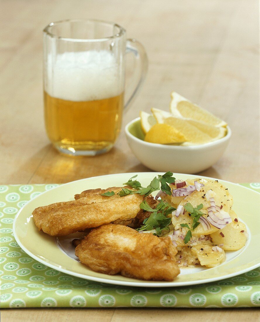 Karpfenfilet in Bierteig mit Kartoffelsalat, ein Glas Bier