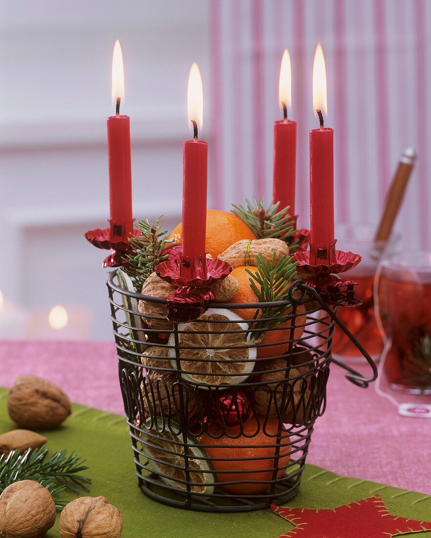 Adventsgesteck mit getrockneten Zitrusfrüchten,Nüssen, Kerzen