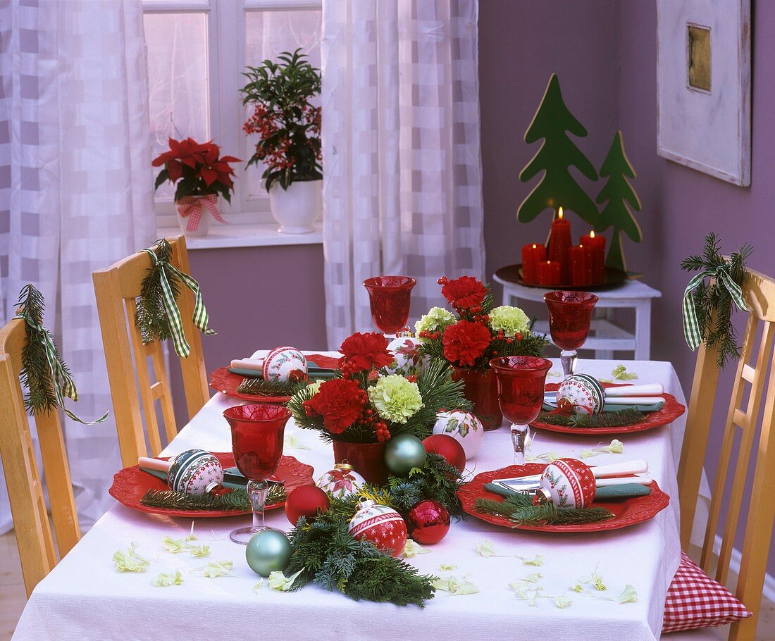 Weihnachtlicher Tisch mit Nelken, Kiefern, Weihnachtskugeln
