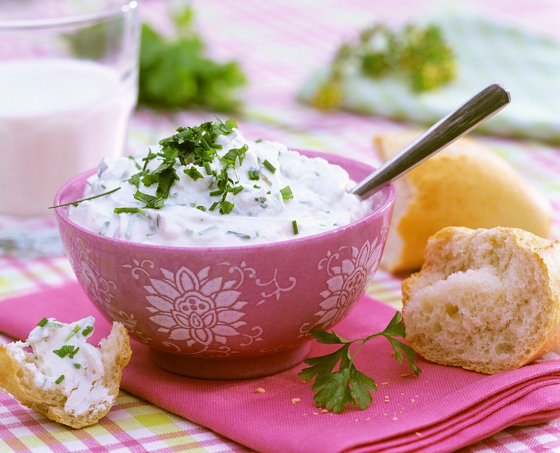 Herb quark in a bowl with baguette