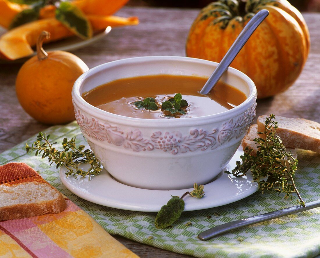 Eine Kürbissuppe mit Oregano und Thymian