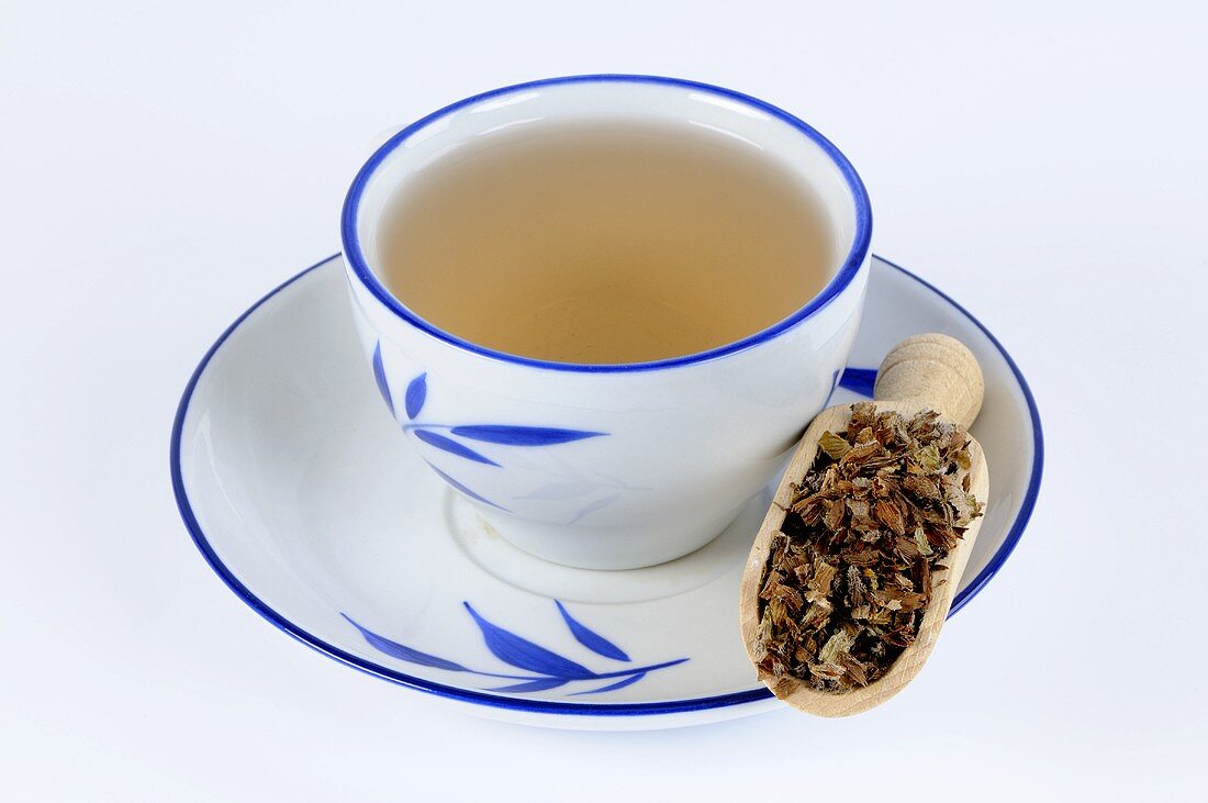 Getrocknete Braunellen-Aehren mit einer Tasse Tee