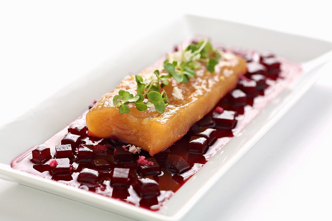 Marinated salmon with diced beetroot and horseradish