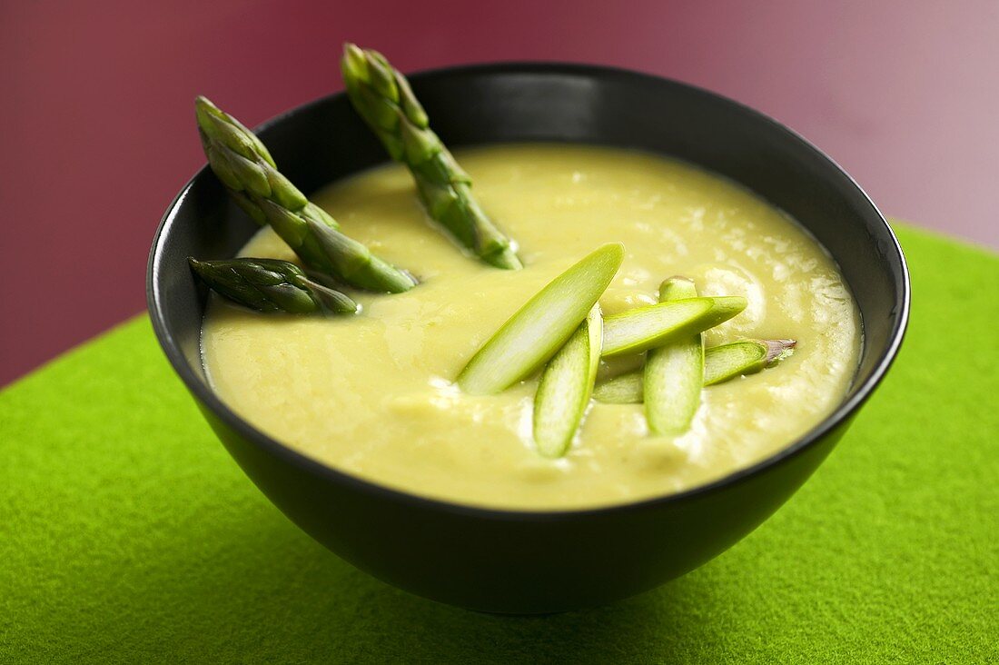 Cream of asparagus soup with green asparagus