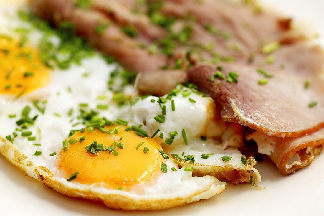 Gebratene Speigeleier, Schinken, Schnittlauch zum Frühstück