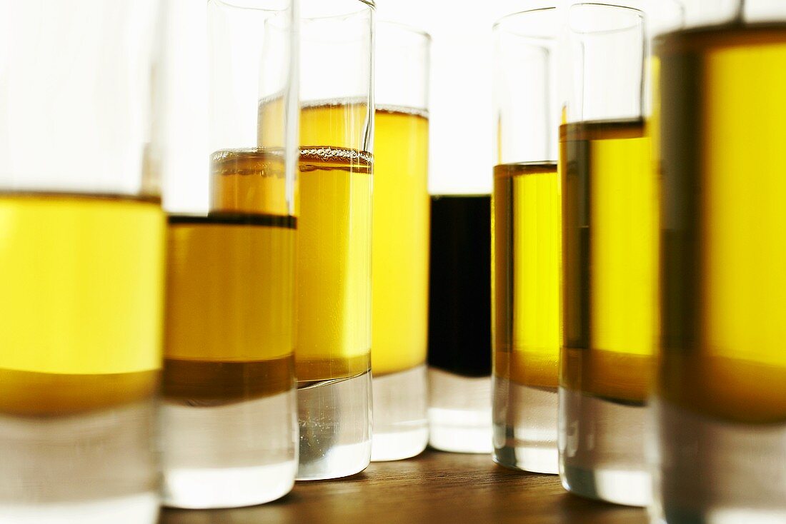 Verschiedene Öle in Gläsern