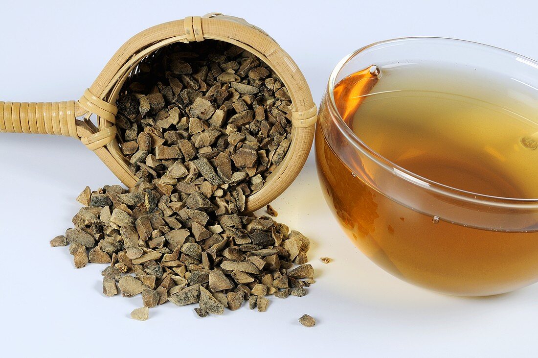 Tee mit getrocknete Schale der grünen Curacao-Orange
