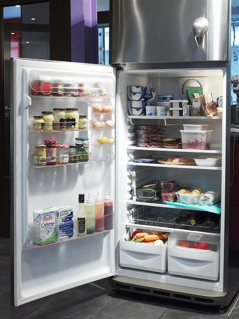 Gefüllter Kühlschrank mit offener Tür