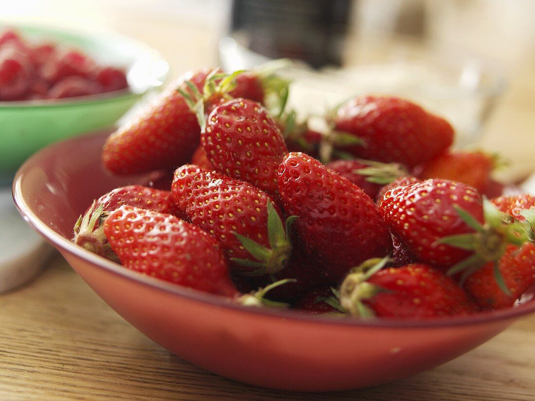 Glasschale mit frischen Erdbeeren