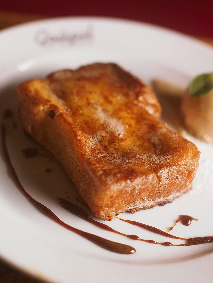 Pain Perdu mit Vanilleeis und Schokoladensauce