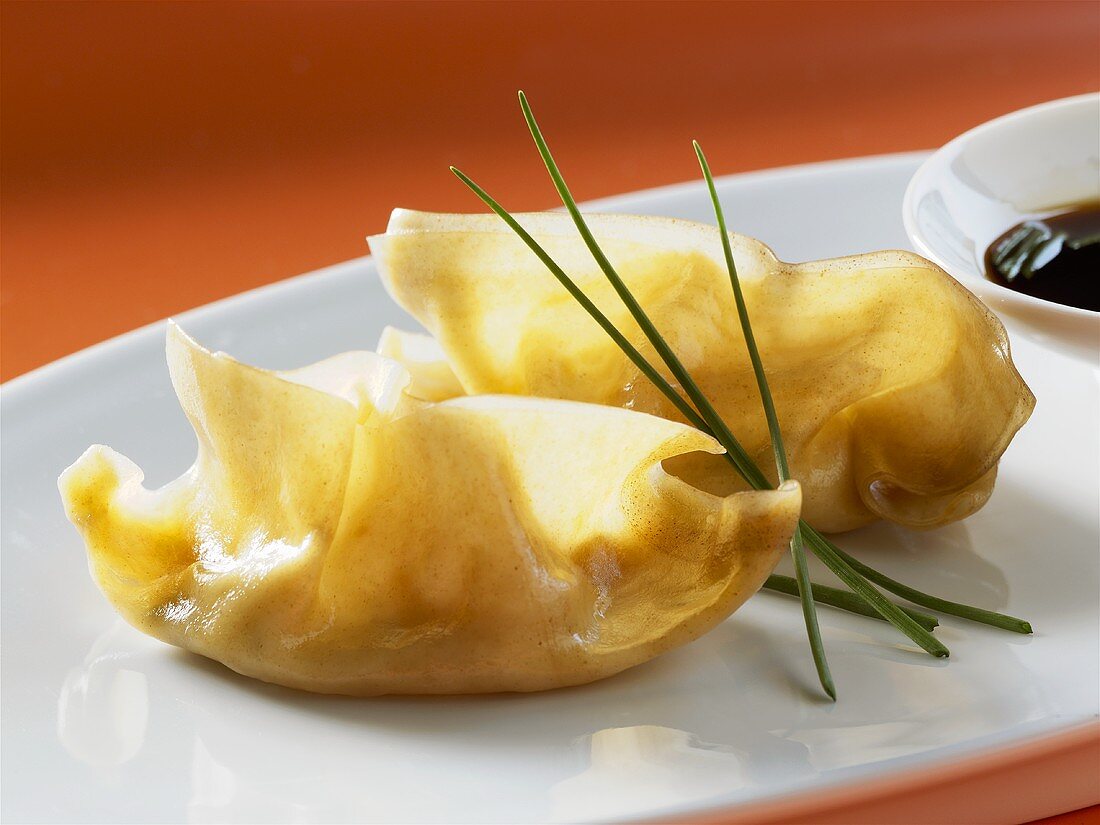 Deep-fried wontons filled with prawns and soft cheese