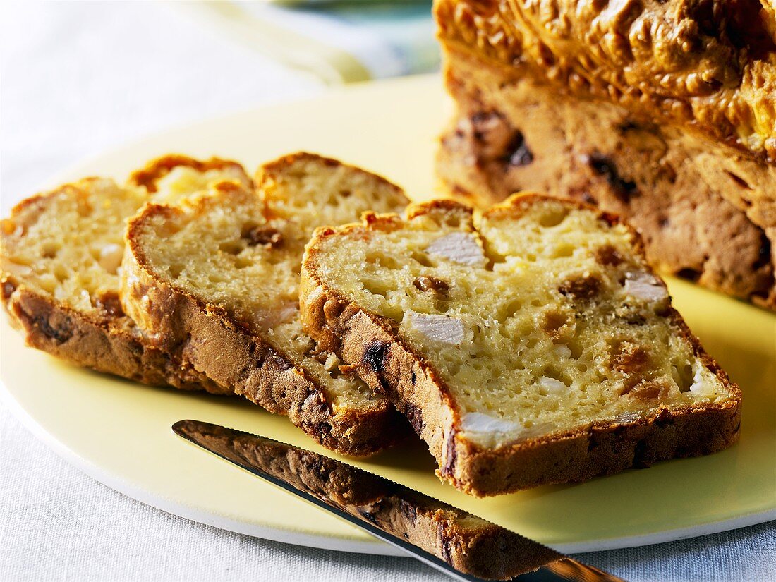 Kuchen mit Hühnerbrust, Rosinen und Ziegenfrischkäse