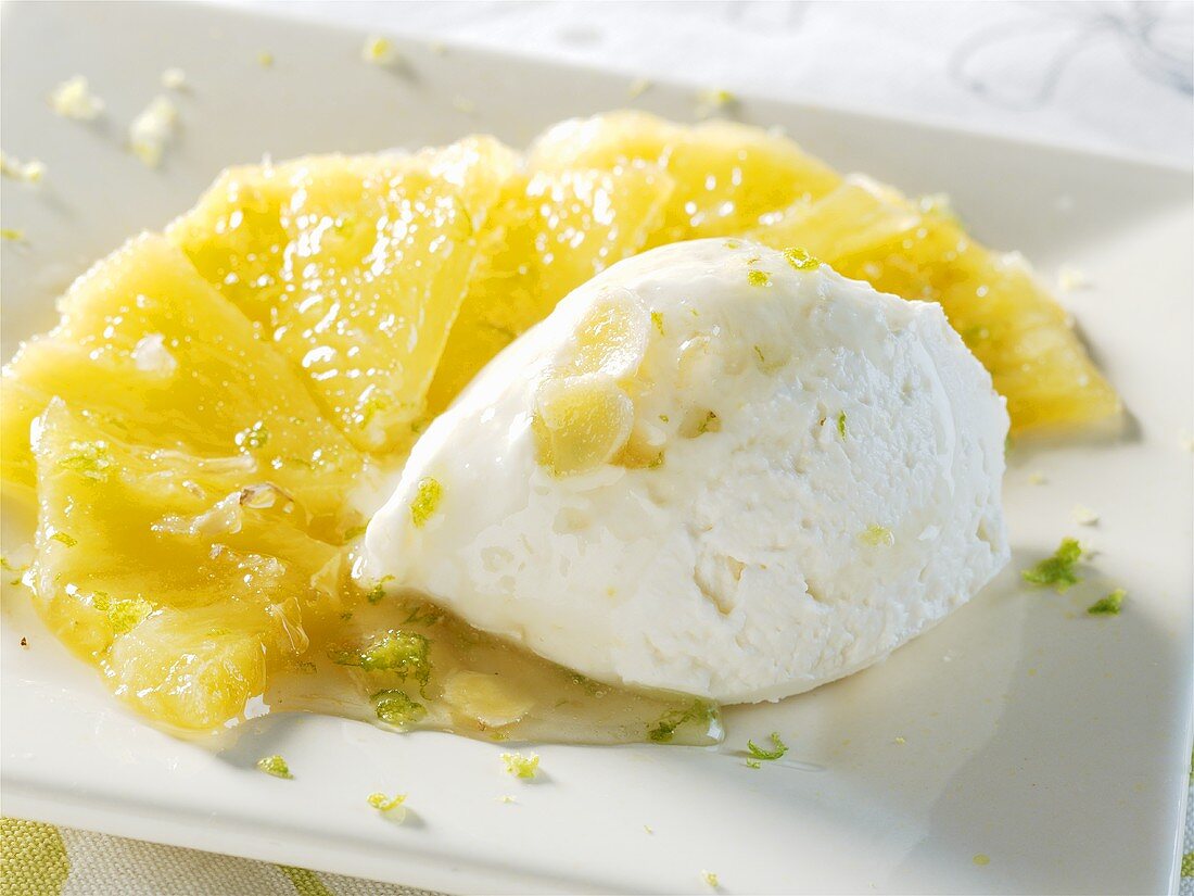Ziegenfrischkäse-Eis auf gebratener Ananas mit Ingwer
