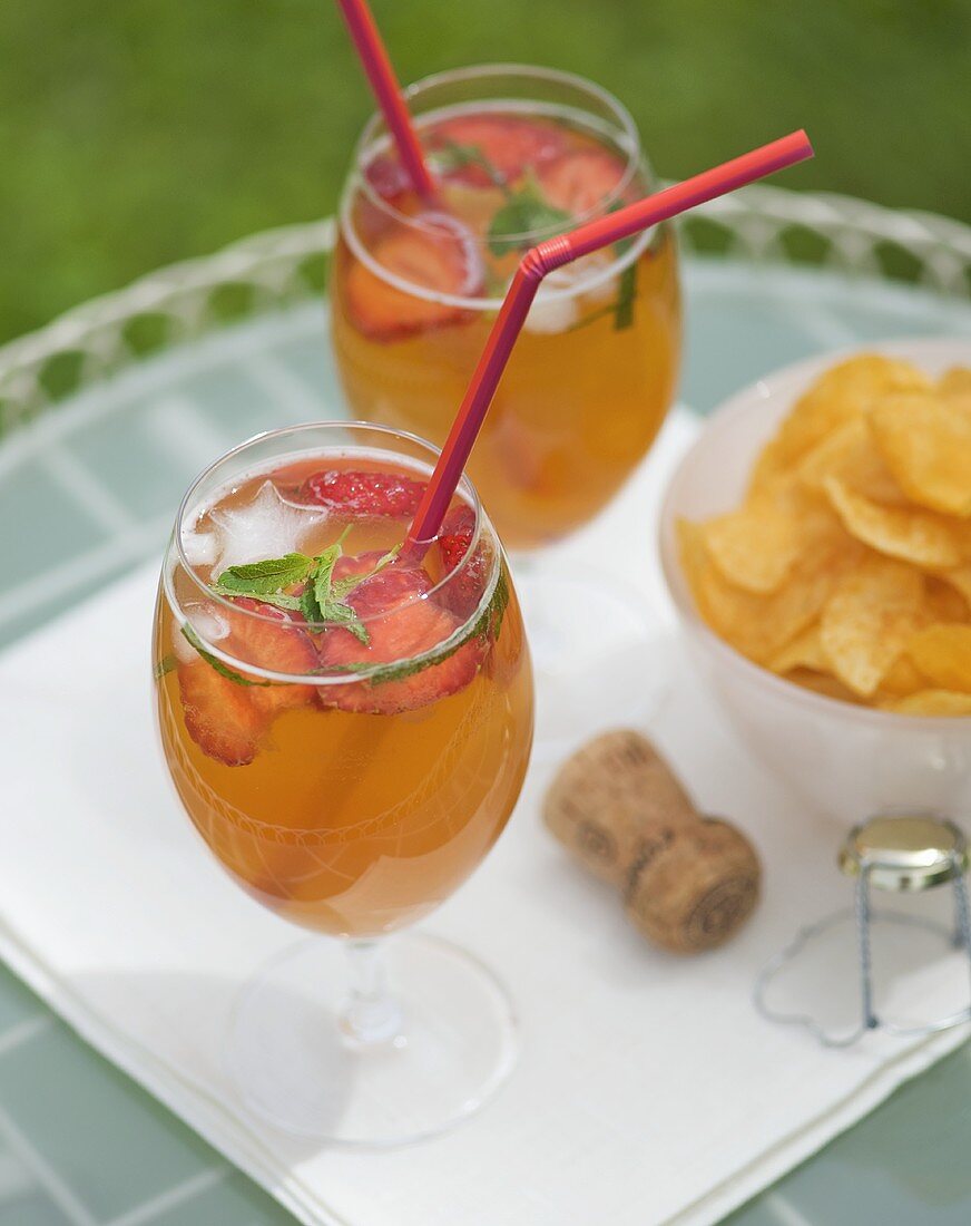 Pimms Cocktail mit Champagner, Erdbeeren und Minze