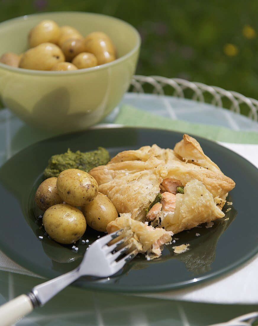 Lachs en croute mit Kartoffeln und Wasserkresse-Erbsenpüree