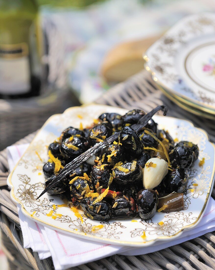 Eingelegte,schwarze Oliven mit Fenchel-,Kumin-,Koriandersamen