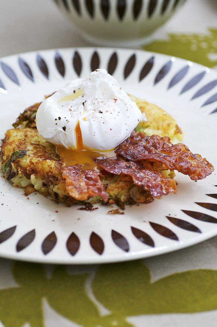 'Bubble and squeak' mit pochiertem Ei und Speck (England)