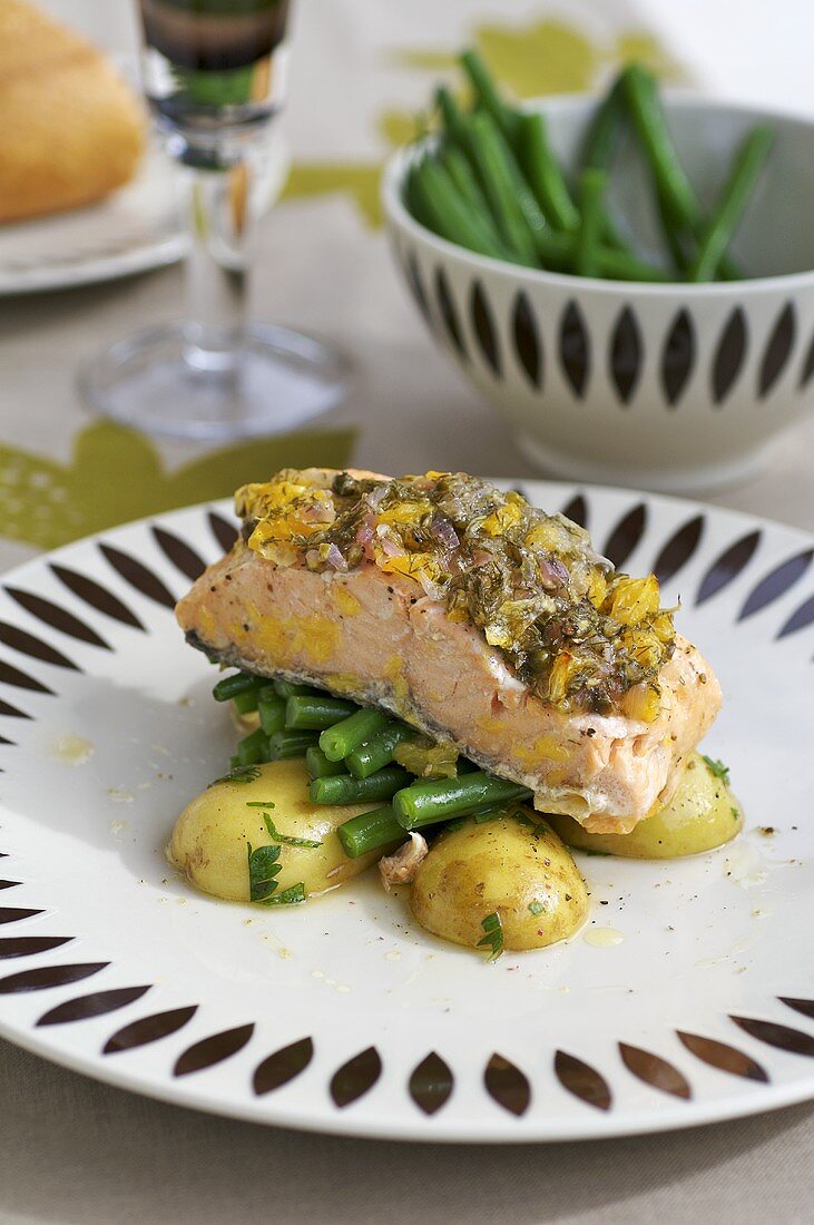 Lachs mit Zitrusfrüchten in Folie gegart, Kartoffeln, Bohnen