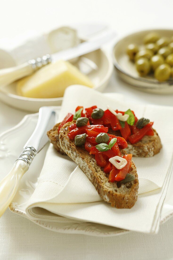 Bruschetta mit Paprika, Kapern und Knoblauch