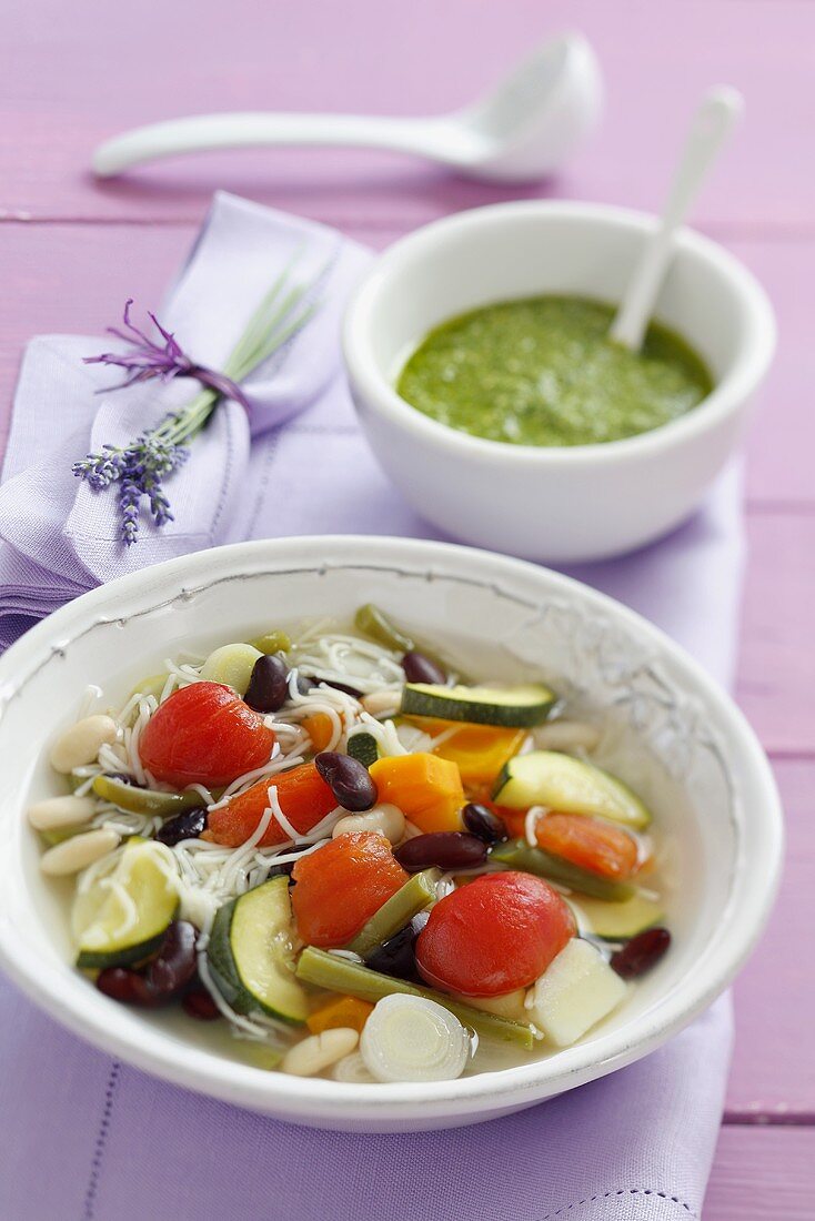 Soupe au pistou (Provenzalische Gemüsesuppe mit Pesto)
