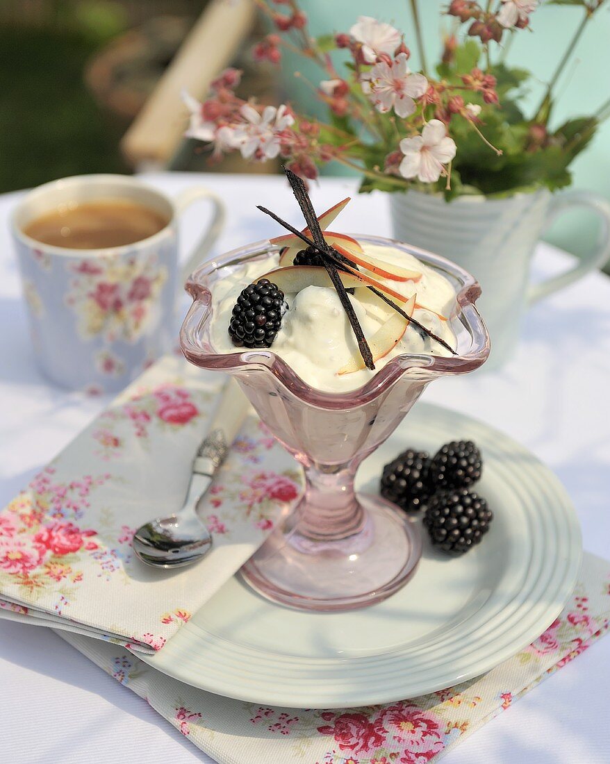 Joghurt mit Brombeeren, Getreide und geriebenem Apfel