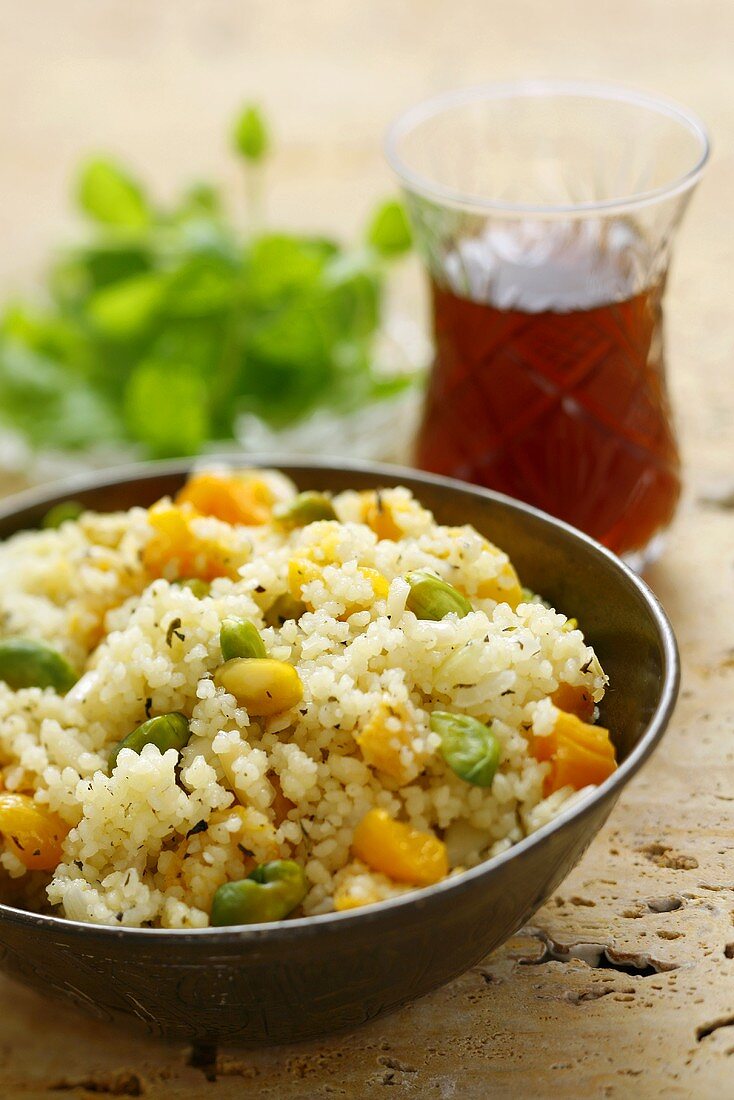 Couscous mit Aprikosen, Pistazien, Mandeln, Zwiebeln, Minze