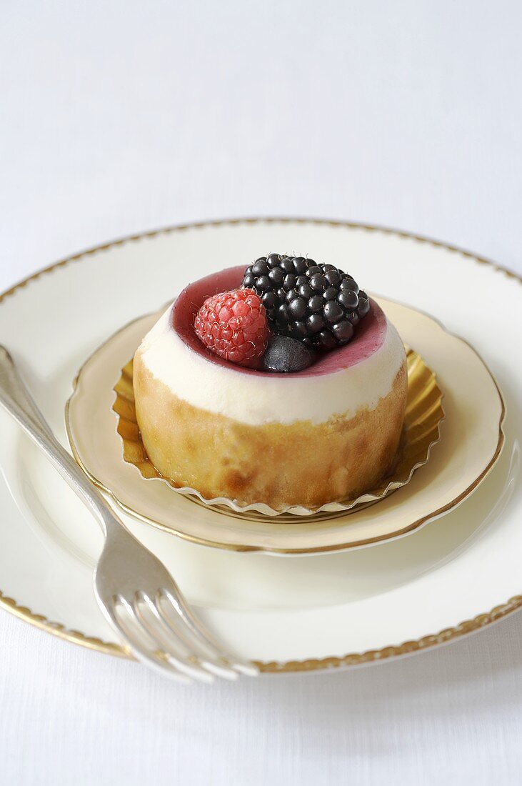 Getränktes Biskiuttörtchen mit Joghurtcreme, frischen Beeren