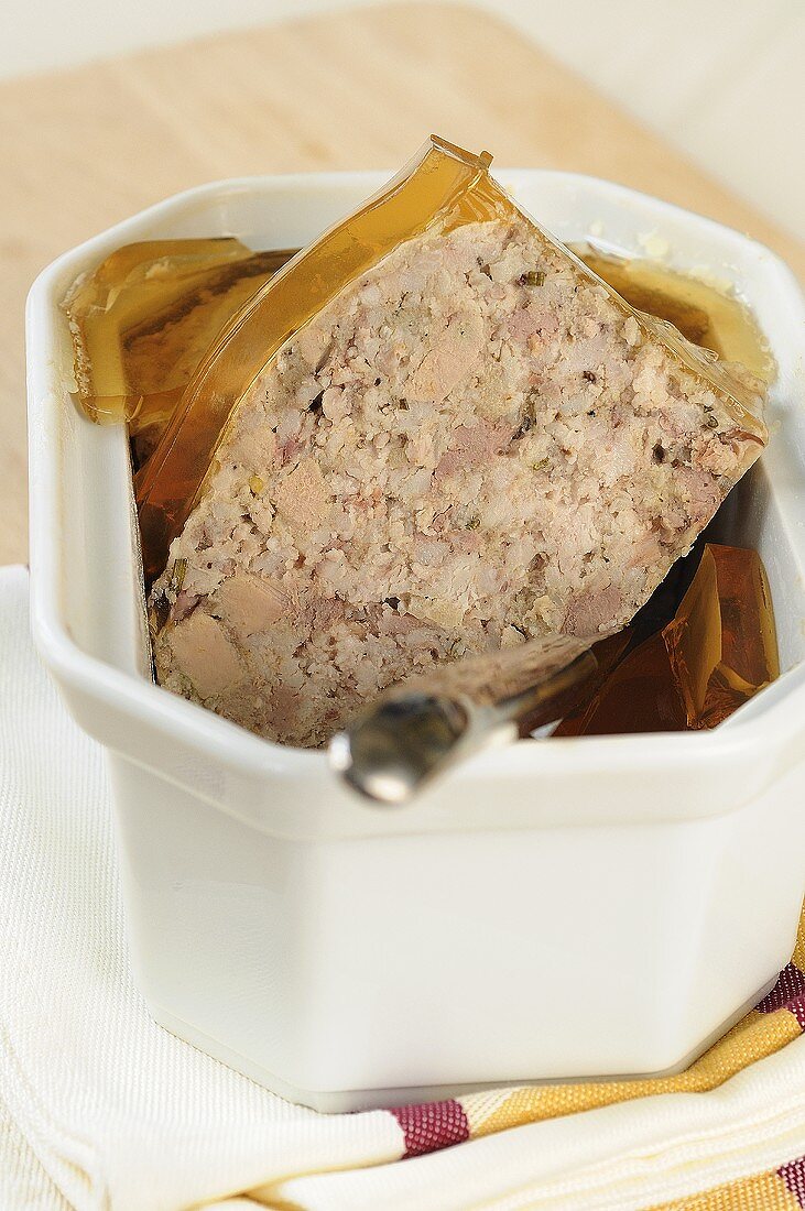 Kaninchen-Terrine mit Gelee in einer Terrinenform