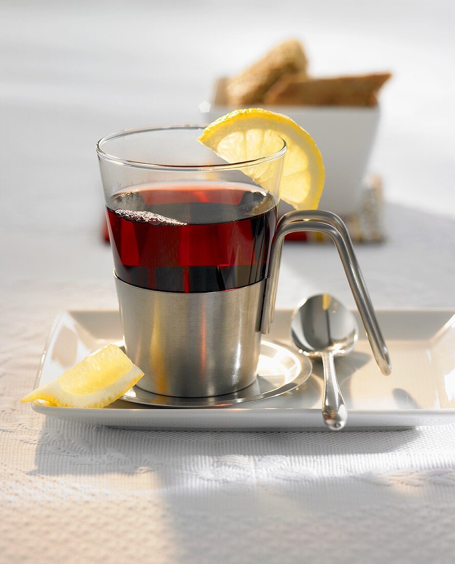 Eine Tasse Glühwein mit Zitronenschnitzen