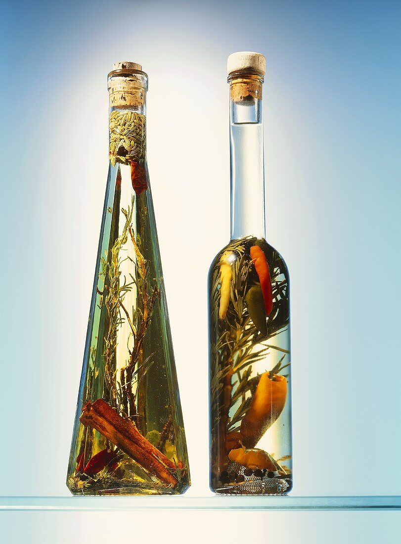 Gewürzöl in zwei Glasflaschen