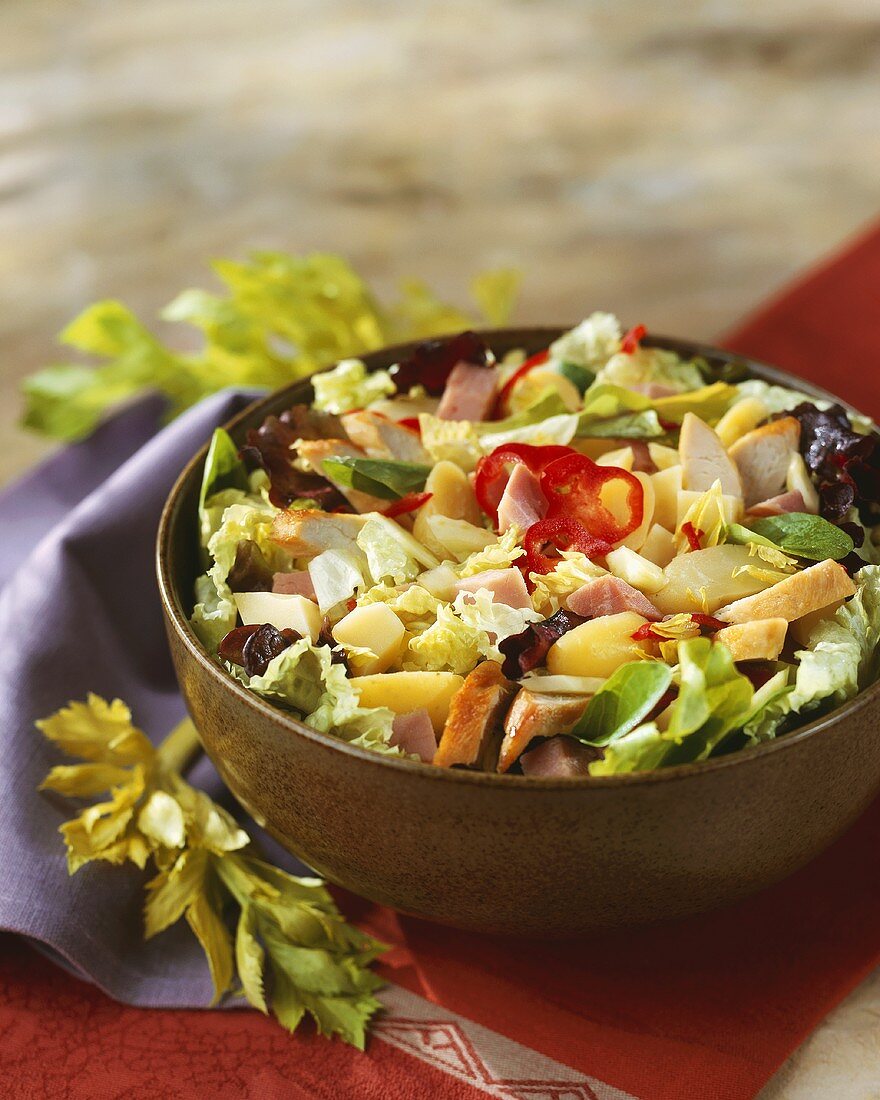 Gemischter Salat mit Hähnchenbrust, Schinken und Kartoffeln