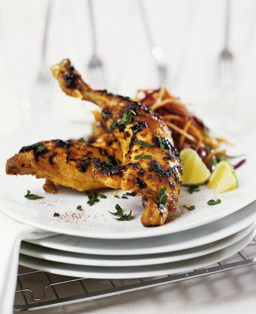 Gebackene, scharfe Hähnchenkeulen mit Karottensalat