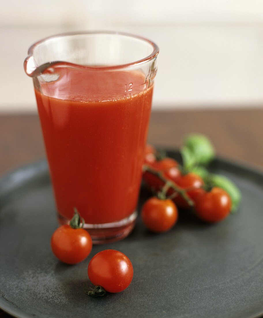 Eine Glaskanne Tomatensaft