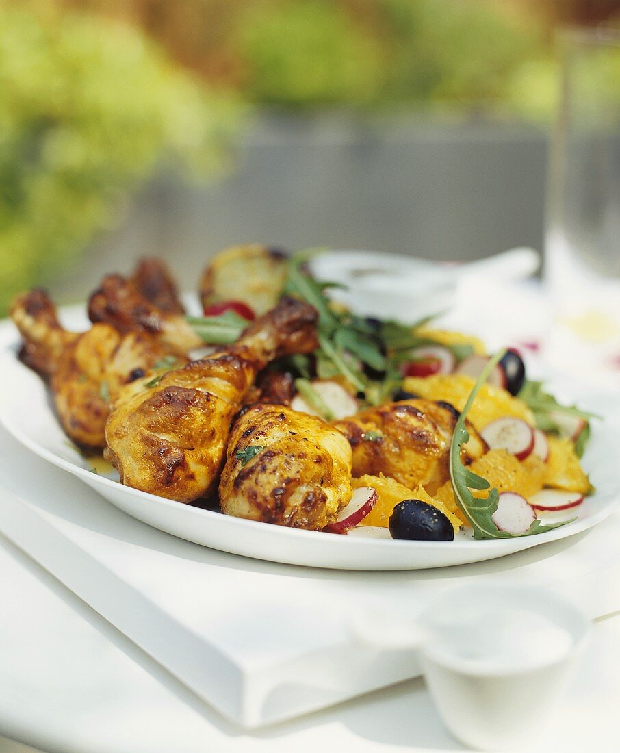 Gegrillte Hähnchenkeulen mit Orangen-Rucola-Salat