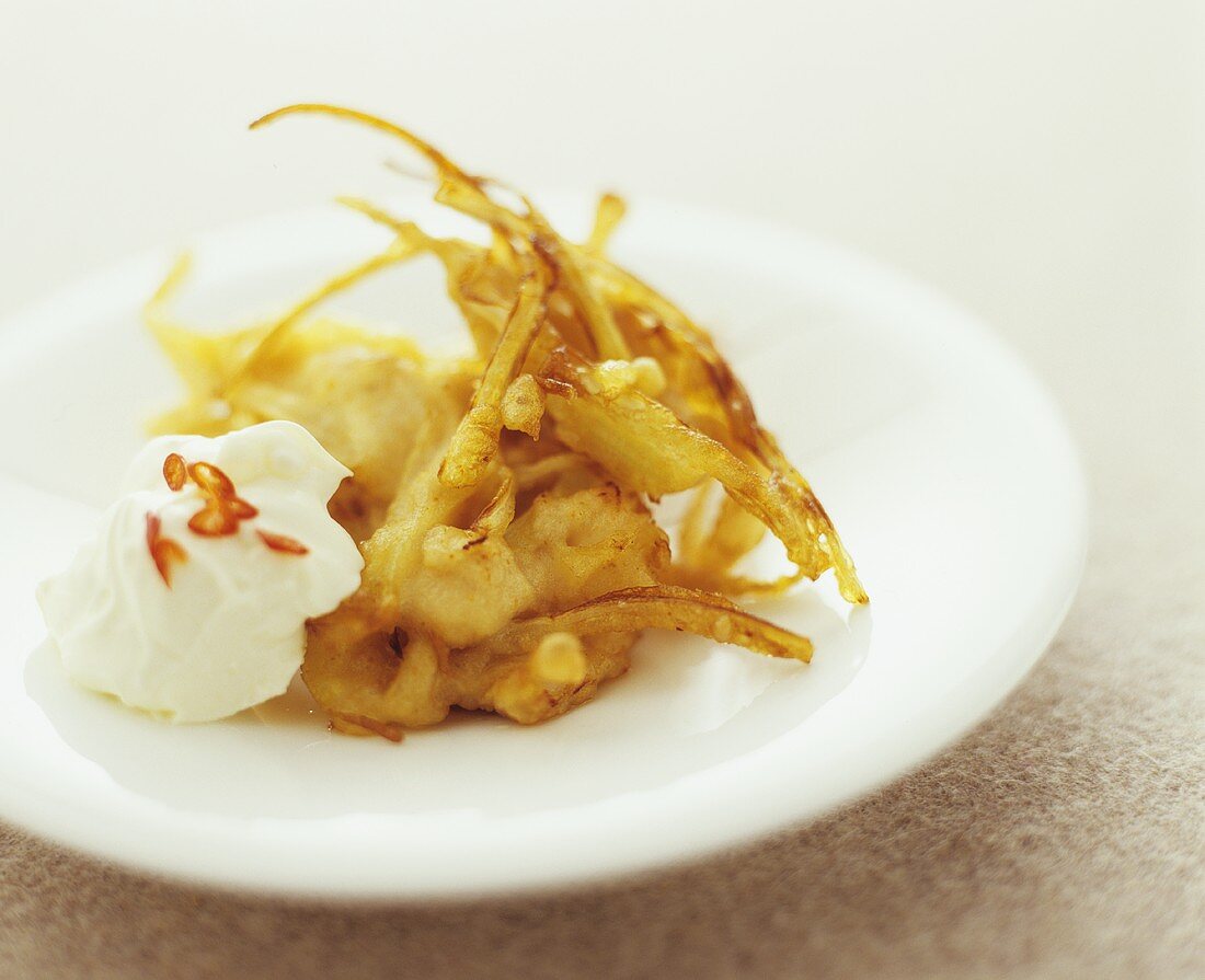 Deep-fried vegetables with chilli cream