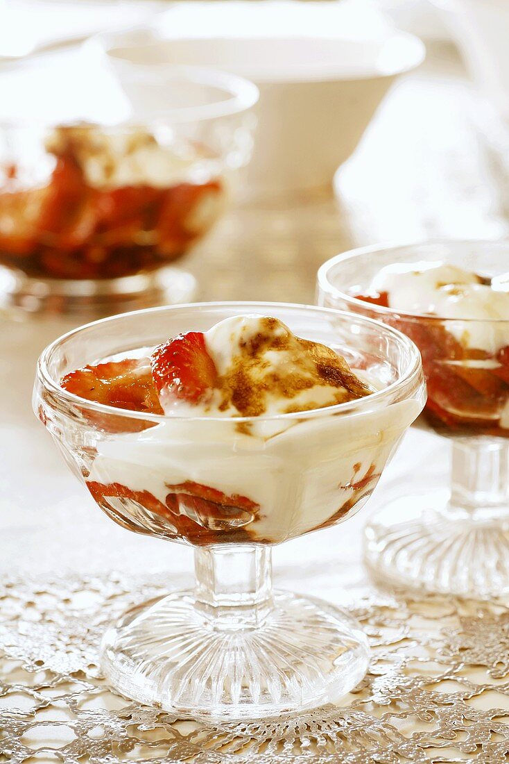 Strawberry gratin with yoghurt in dessert glasses