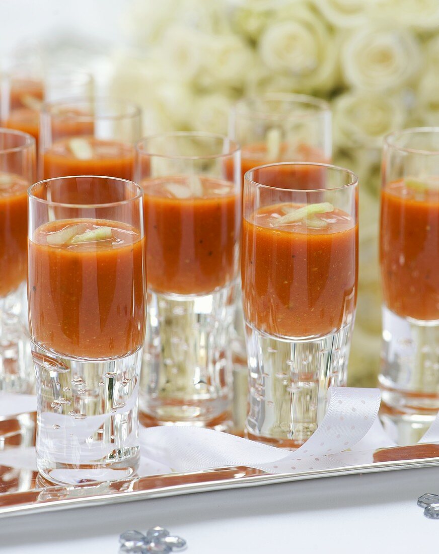 Gazpacho in Gläsern auf einem Tablett zu einer Hochzeit