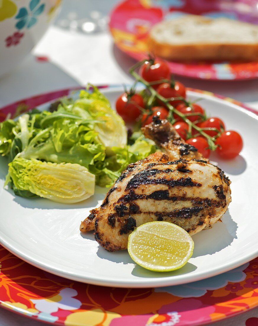 Mit Ingwer marinierte, gegrillte Hähnchenbrust mit Salat