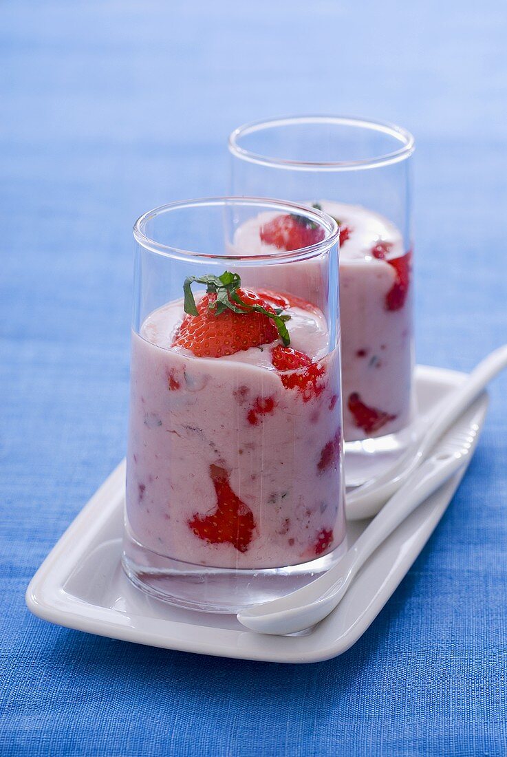 Erdbeer-Joghurt in zwei Gläsern