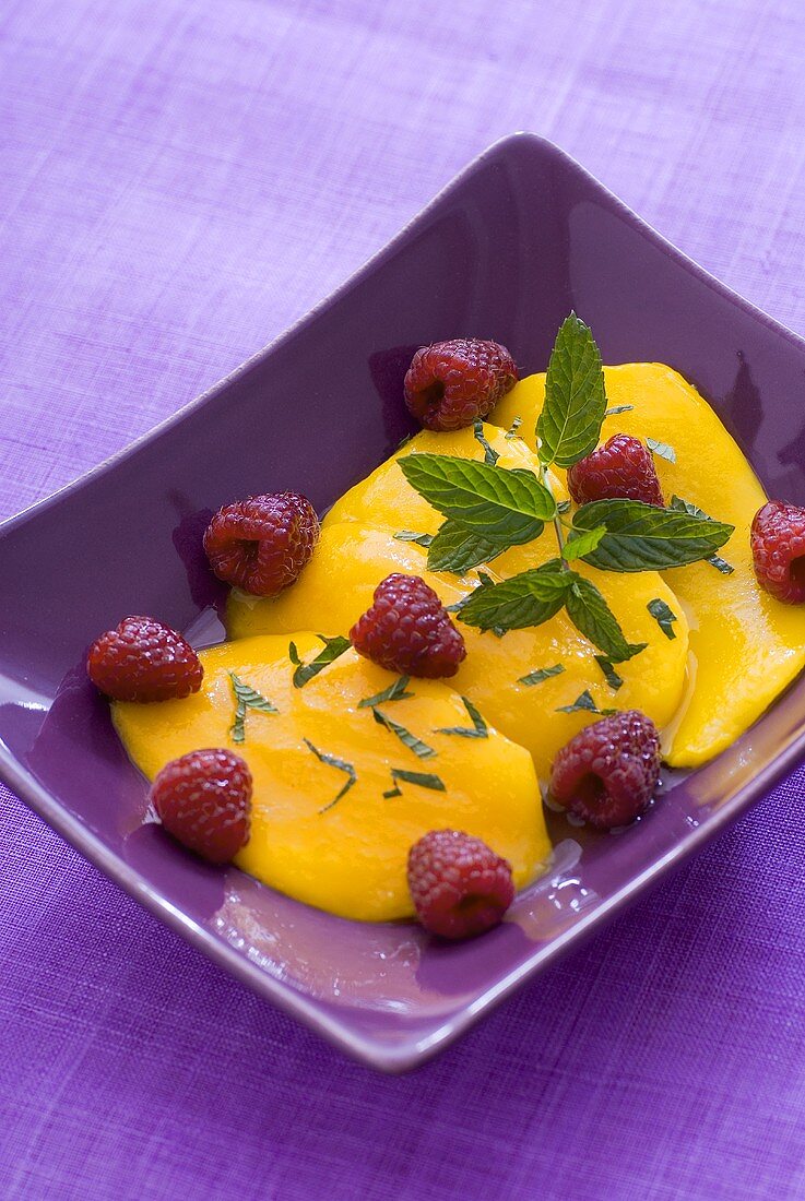 Marinierte Mango mit Himbeeren und Minze