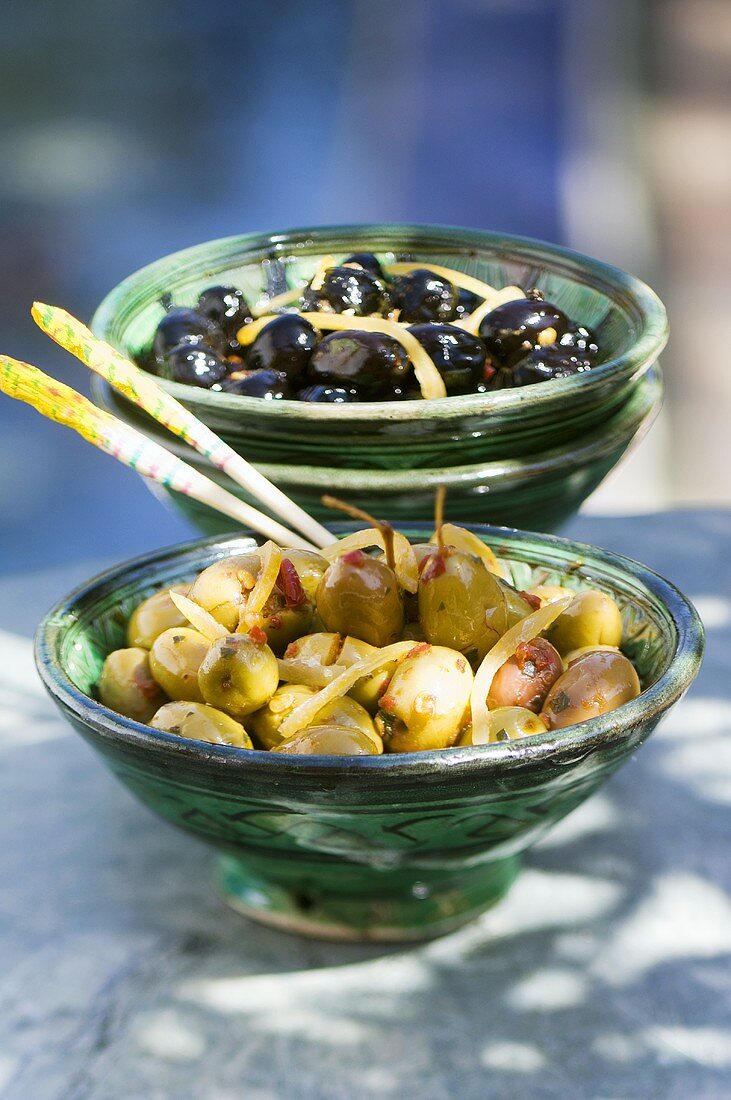 In Olivenöl eingelegte Oliven mit Kräutern, Gewürzen, Zitrone