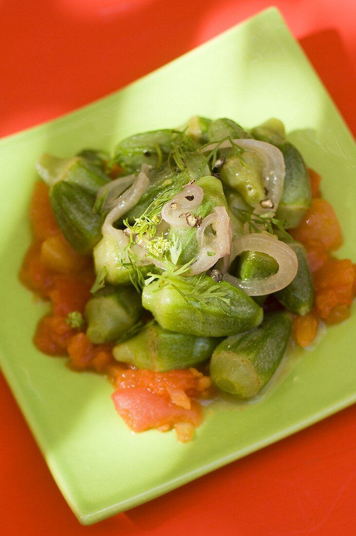 Geschmorte Okraschoten mit Tomaten und Zwiebeln