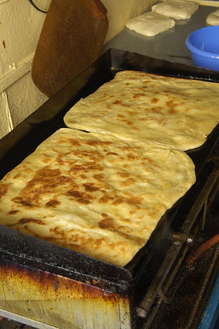 Fladenbrot auf einem Grill (Essaouira, Marokko)